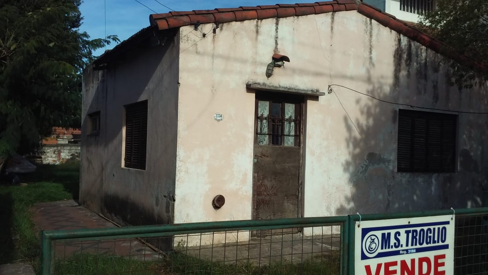 lote de 10 x 33.30 con vivienda  de 2 ambientes para reciclar en su totalidad