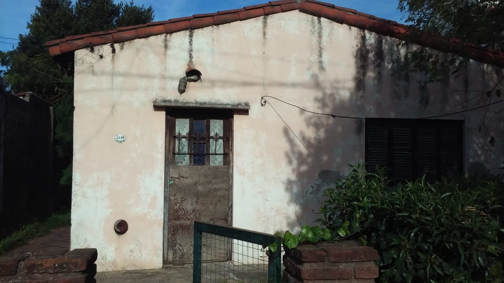 lote de 10 x 33.30 con vivienda  de 2 ambientes para reciclar en su totalidad