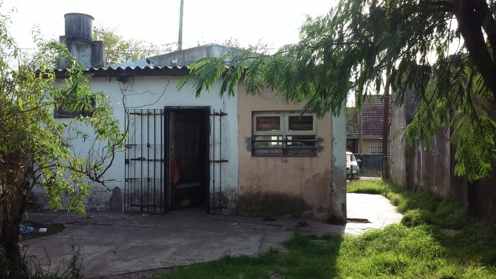 lote de 10 x 33.30 con vivienda  de 2 ambientes para reciclar en su totalidad