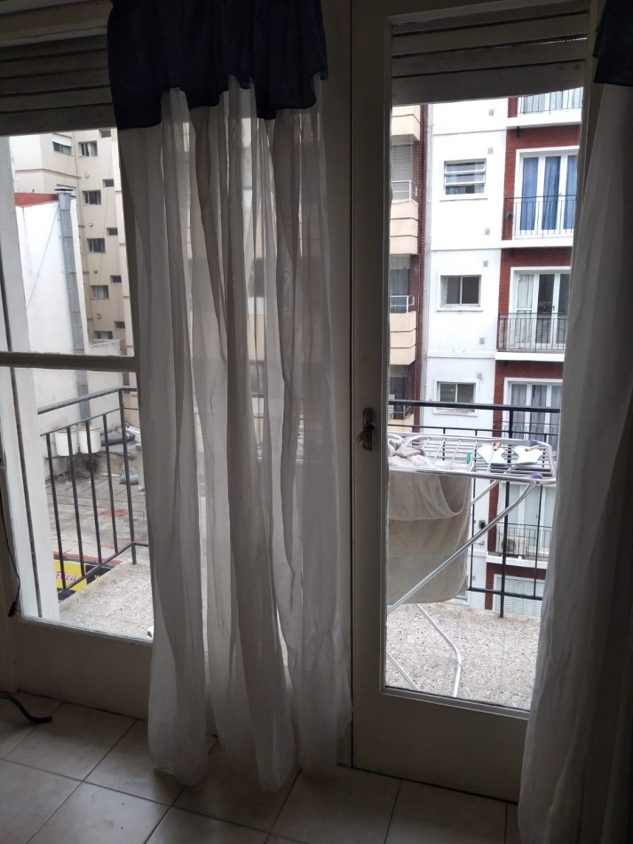 Depto. 2 ambientes con dep. de servicio  a la calle  con balcon  " Centro"