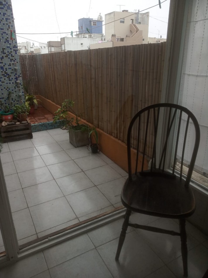 Depto de 1 ambiente y medio a la calle con Balcon