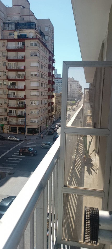 Depto 2 ambientes Centro con balcon a la calle