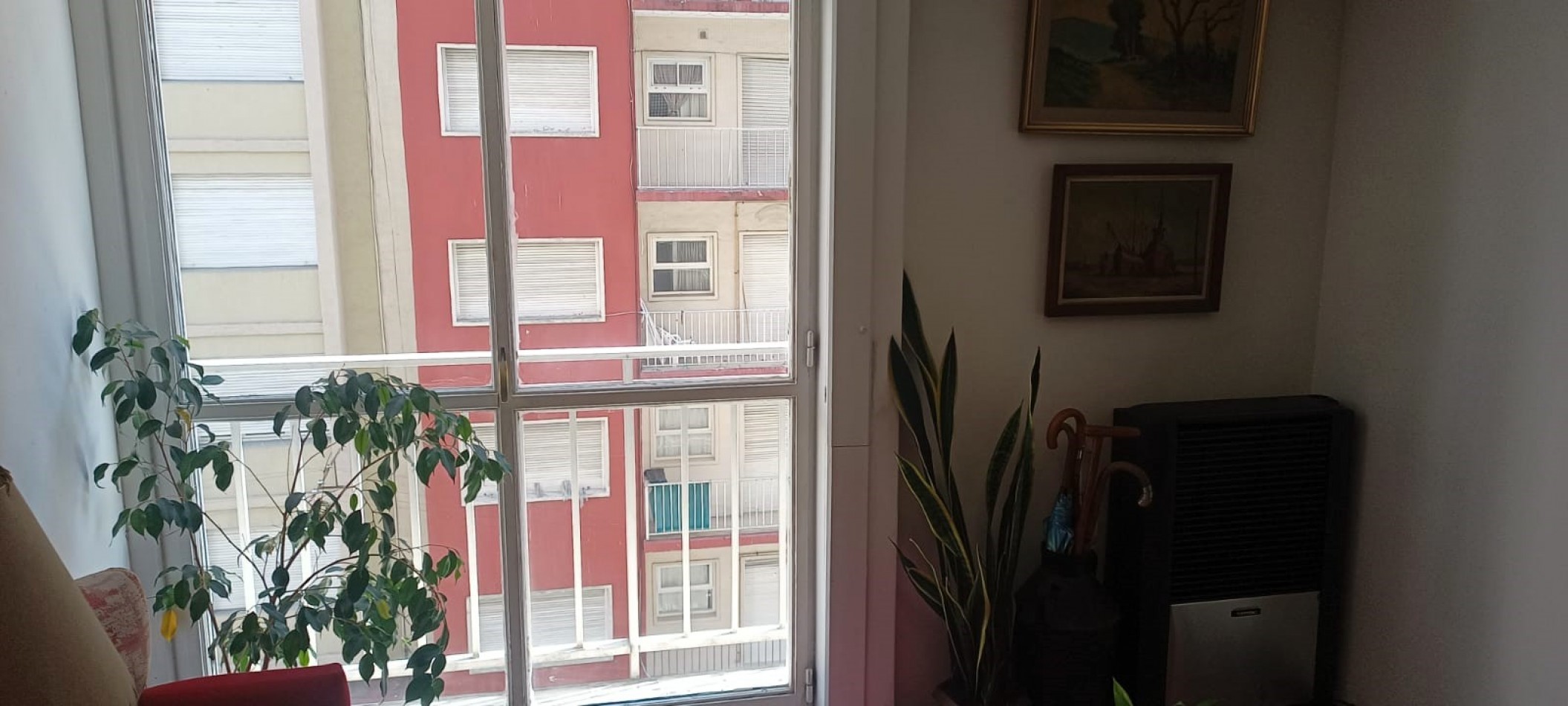 Depto 2 ambientes Centro con balcon a la calle