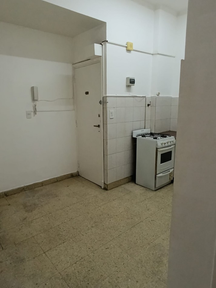 Alquiler Depto. 1 amb. y medio a la calle planta baja con patio 