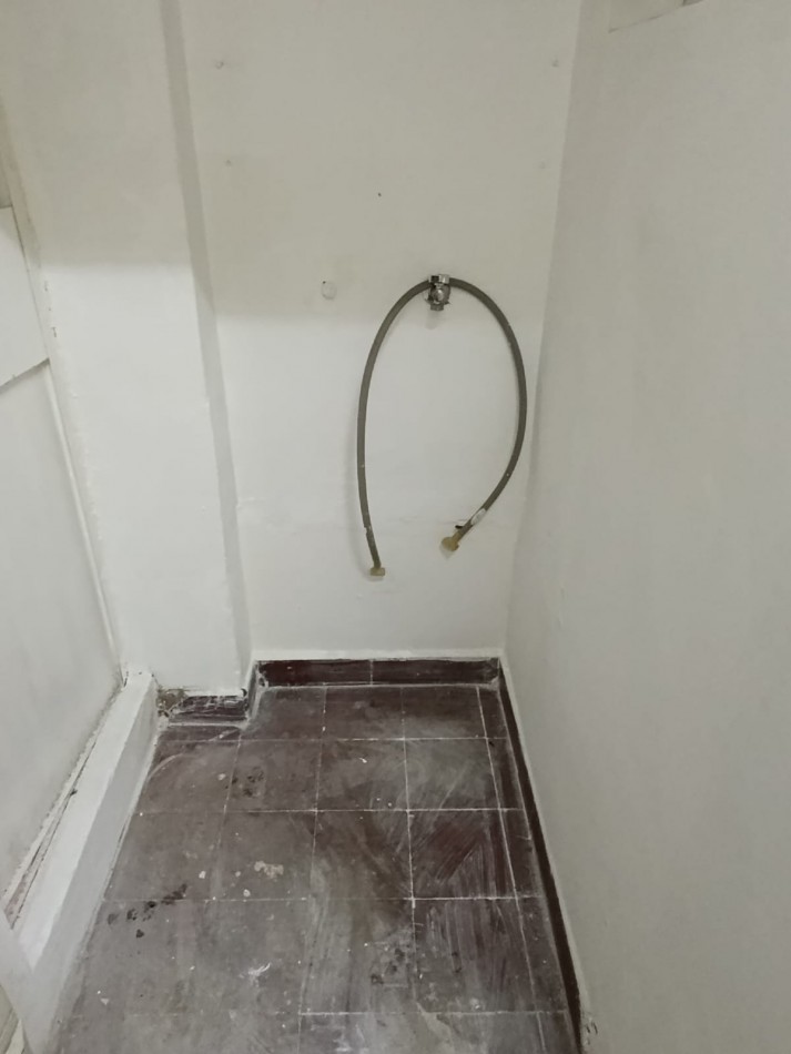 Alquiler Depto. 1 amb. y medio a la calle planta baja con patio 