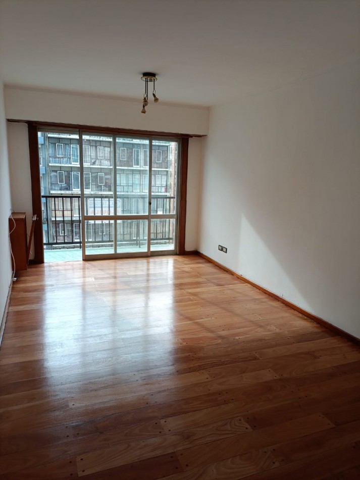 Departamento de 3 ambientes con balcon a la calle Vereda de sol y  cochera !!! Av. Luro al 2500 !!!