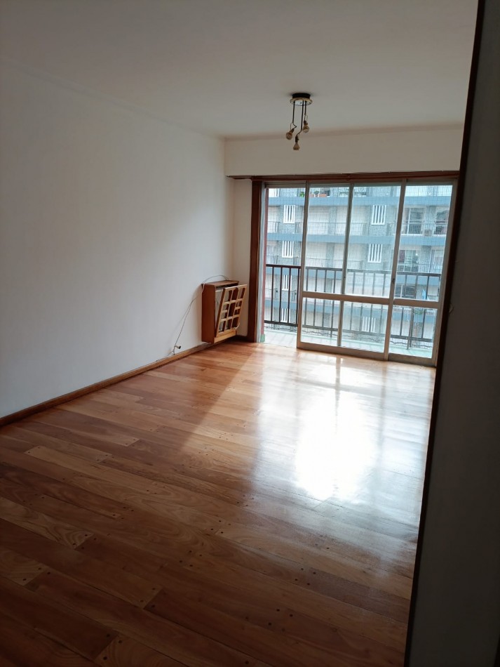 Departamento de 3 ambientes con balcon a la calle Vereda de sol y  cochera !!! Av. Luro al 2500 !!!