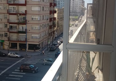 Depto 2 ambientes Centro con balcon a la calle