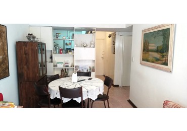 Depto 2 ambientes Centro con balcon a la calle