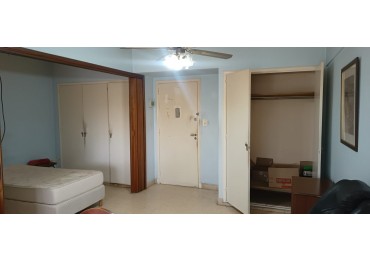 Depto de 1 Ambiente y Medio a la calle con Balcon