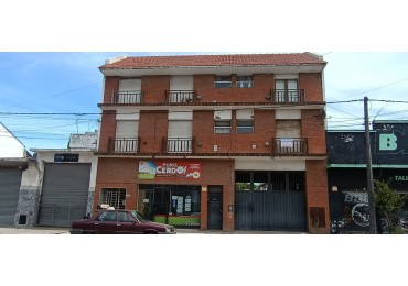 Departamento 2 ambientes a la calle con balcon vereda de sol !!!! 1° Piso por escalera 12 de Octubre al 5300