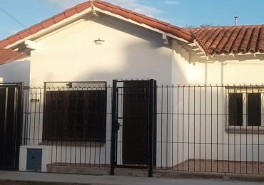 Casa al Frente P.H. 3 Ambientes al frente con espacio de cochera semi cubierta fija, el Lote es compartidoo con dos departamentos atras, 