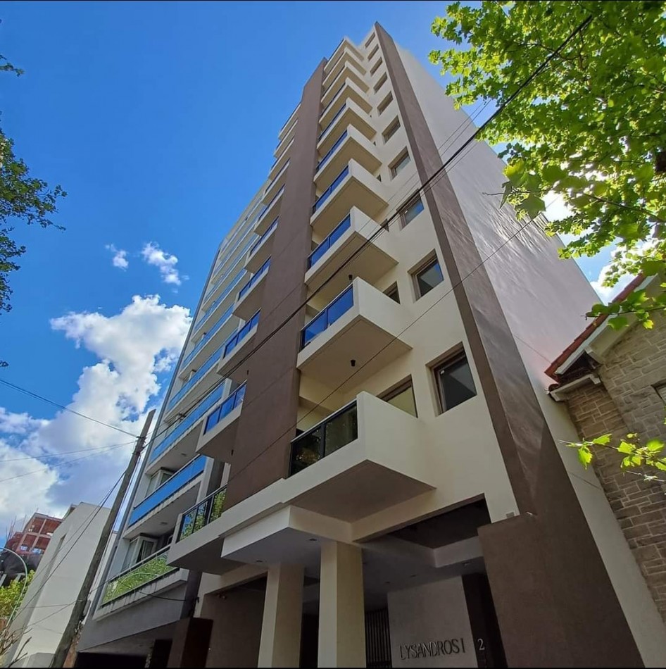 A ESTRENAR SEMIPISOS DE 3 AMB.CON COCHERA, EDIFICIO LYSANDROS.