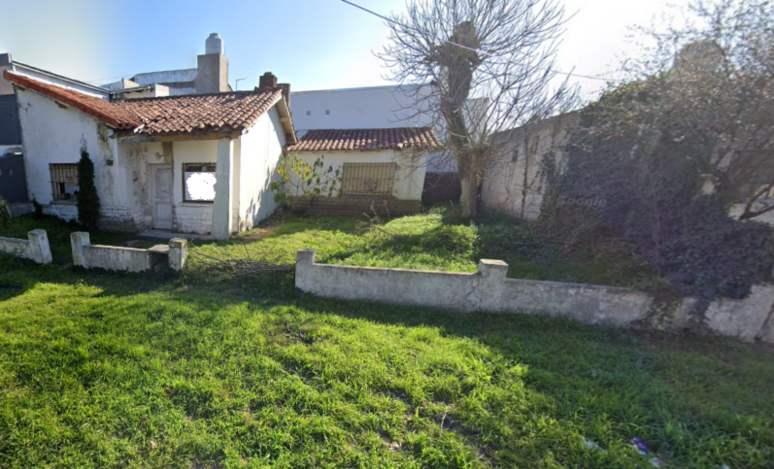 LOTE CON CONSTRUCCION A DEMOLER, BARRIO ESTRADA/CAISAMAR.