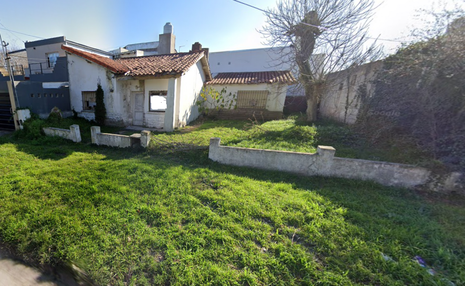 LOTE CON CONSTRUCCION A DEMOLER, BARRIO ESTRADA/CAISAMAR.