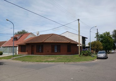 CHALET EN ESQUINA. 3 AMB.PATIO.COCHERA.